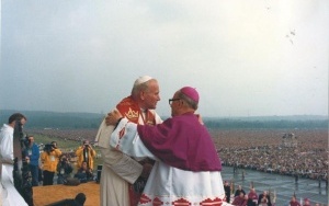 Jan Paweł II w Katowicach. Papież na Lotnisku Muchowiec był w czerwcu 1983 roku (4)