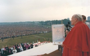 Jan Paweł II w Katowicach. Papież na Lotnisku Muchowiec był w czerwcu 1983 roku (5)