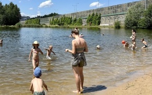 Ratownicy strzegą bezpieczeństwa na kąpielisku na Dolinie Trzech Stawów (8)