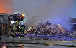 Pożar składu makulatury w Tychach (2)