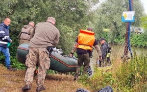 Strażacy wyłapują śnięte ryby na Odrze (10)