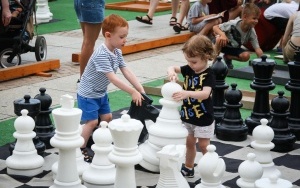 Wakacyjne rozgrywki szachowe na rynku w Katowicach (2)