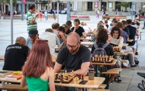 Wakacyjne rozgrywki szachowe na rynku w Katowicach (17)
