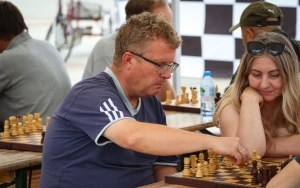 Wakacyjne rozgrywki szachowe na rynku w Katowicach (13)