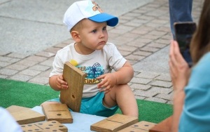 Wakacyjne rozgrywki szachowe na rynku w Katowicach (10)