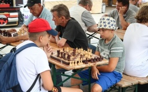 Wakacyjne rozgrywki szachowe na rynku w Katowicach (9)