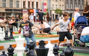 Wakacyjne rozgrywki szachowe na rynku w Katowicach (3)