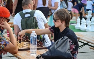 Wakacyjne rozgrywki szachowe na rynku w Katowicach (5)