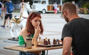 Wakacyjne rozgrywki szachowe na rynku w Katowicach (6)