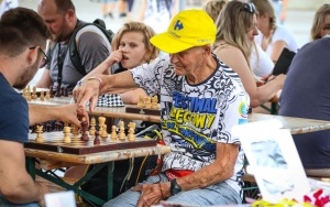 Wakacyjne rozgrywki szachowe na rynku w Katowicach (7)