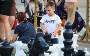 Wakacyjne rozgrywki szachowe na rynku w Katowicach (8)