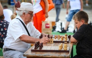 Wakacyjne rozgrywki szachowe na rynku w Katowicach (4)