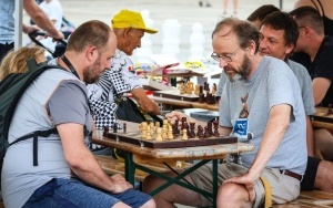 Wakacyjne rozgrywki szachowe na rynku w Katowicach (5)