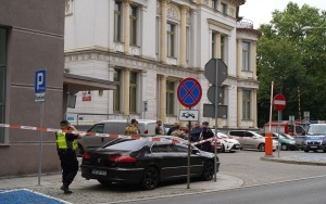 Niewybuch w Katowicach. Zabezpieczenie terenu przez służby przy Placu Wolności (16)