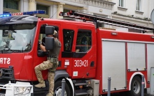 Niewybuch w Katowicach. Zabezpieczenie terenu przez służby przy Placu Wolności (3)