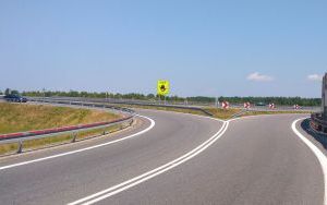 „STOP - Zły kierunek”. Nowe żółte tablice na drogach w całej Polsce  (2)