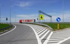 „STOP - Zły kierunek”. Nowe żółte tablice na drogach w całej Polsce  (3)