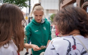 Piłkarki GKS Katowice promują Ligę Mistrzyń na rynku (3)