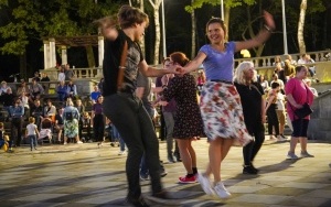 Taneczne zakończenie wakacji w stylu retro w Parku Śląskim (8)