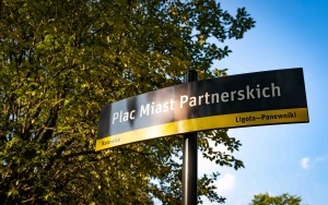 Zasadzenie drzewa z okazji nawiązania partnerstwa między Katowicami a Lwowem (5)
