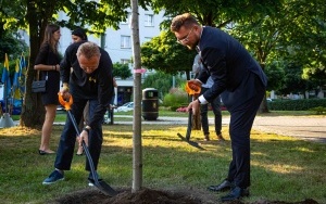 Zasadzenie drzewa z okazji nawiązania partnerstwa między Katowicami a Lwowem (9)