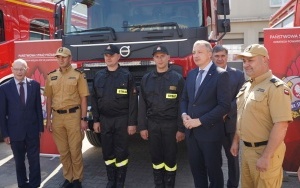 Przekazanie nowych wozów strażackich w Komendzie Wojewódzkiej Państwowej Straży Pożarnej w Katowicach (16)