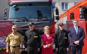 Przekazanie nowych wozów strażackich w Komendzie Wojewódzkiej Państwowej Straży Pożarnej w Katowicach (17)