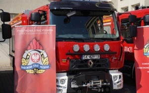Przekazanie nowych wozów strażackich w Komendzie Wojewódzkiej Państwowej Straży Pożarnej w Katowicach (1)