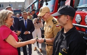 Przekazanie nowych wozów strażackich w Komendzie Wojewódzkiej Państwowej Straży Pożarnej w Katowicach (2)