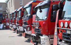 Przekazanie nowych wozów strażackich w Komendzie Wojewódzkiej Państwowej Straży Pożarnej w Katowicach (3)