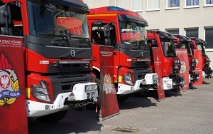 Przekazanie nowych wozów strażackich w Komendzie Wojewódzkiej Państwowej Straży Pożarnej w Katowicach (4)