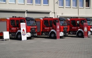 Przekazanie nowych wozów strażackich w Komendzie Wojewódzkiej Państwowej Straży Pożarnej w Katowicach (5)