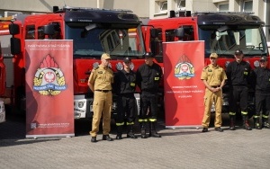 Przekazanie nowych wozów strażackich w Komendzie Wojewódzkiej Państwowej Straży Pożarnej w Katowicach (2)