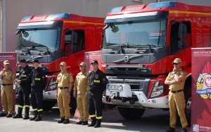 Przekazanie nowych wozów strażackich w Komendzie Wojewódzkiej Państwowej Straży Pożarnej w Katowicach (3)