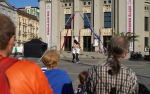 Pokazy akrobatyczne na rynku w Katowicach (1)