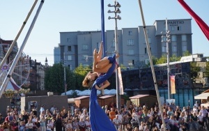 Pokazy akrobatyczne na rynku w Katowicach (12)