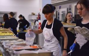 Ekipa MasterChefa w Katowicach! Pomagają przy organizacji Metropolitalnego Śniadania Wielkanocnego dla Samotnych  (8)