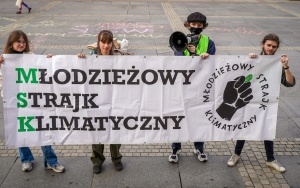 Młodzieżowy Strajk Klimatyczny na katowickim Rynku [PAŹDZIERNIK 2023] (9)