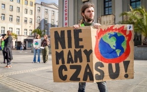 Młodzieżowy Strajk Klimatyczny na katowickim Rynku [PAŹDZIERNIK 2023] (3)