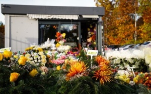 Znicze i kwiaty przy cmentarzach (1)