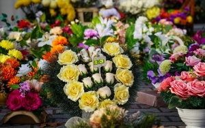 Znicze i kwiaty przy cmentarzach (2)