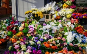 Znicze i kwiaty przy cmentarzach (3)