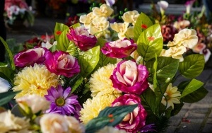 Znicze i kwiaty przy cmentarzach (7)