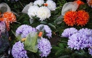 Znicze i kwiaty przy cmentarzach (16)