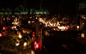 Cmentarz Parafii św. Józefa Robotnika w Katowicach po zmroku -  1 listopada 2023 (18)