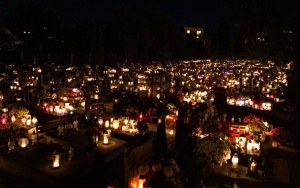 Cmentarz Parafii św. Józefa Robotnika w Katowicach po zmroku -  1 listopada 2023 (1)