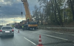 Trwa usuwanie uszkodzonej ciężarówki, która od kilku dni blokuje pas na DK86 w Katowicach (1)
