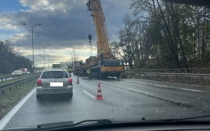 Trwa usuwanie uszkodzonej ciężarówki, która od kilku dni blokuje pas na DK86 w Katowicach (3)