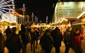 Jarmark Bożonarodzeniowy w Katowicach po zmroku (2023) (19)