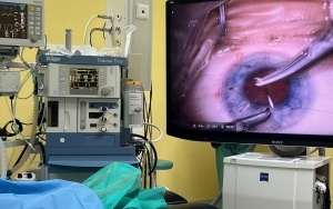 Operacja przeszczepu rogówki w Okręgowym Szpitalu Kolejowym w Katowicach (7)